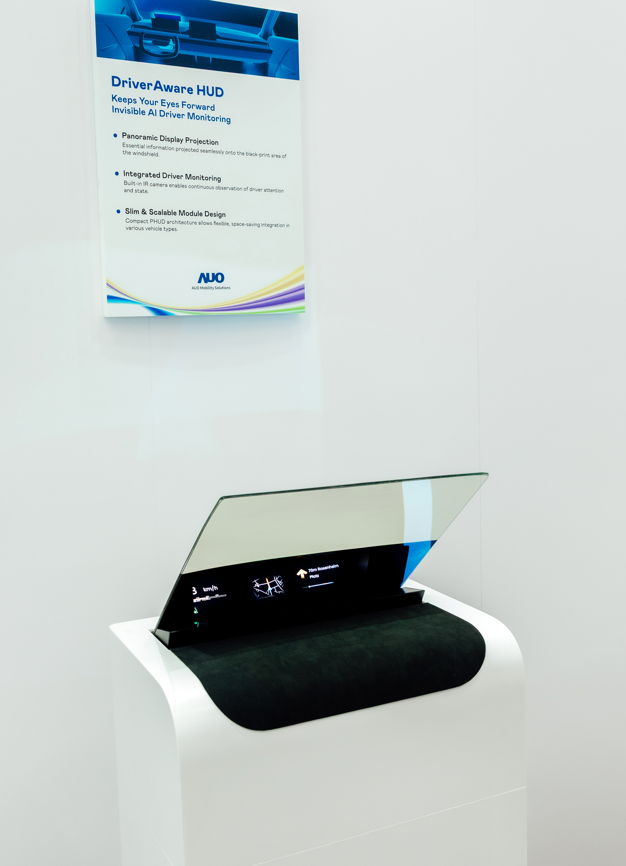 DriverAware HUD结合抬头显示器与隐藏式红外线摄影机，将车速、导航及警示讯息投影于挡风玻璃上，完美对齐驾驶目不离路的视线，同时，透过AI 监控驾驶注意力以提升安全性。